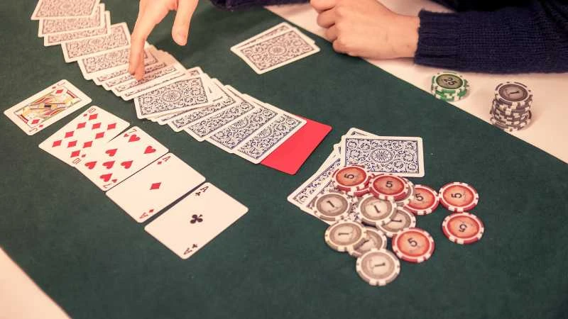 poker-bl555-the-gioi-cua-chien-thuat-tam-ly-va-nhung-pha-lat-keo-nghet-tho